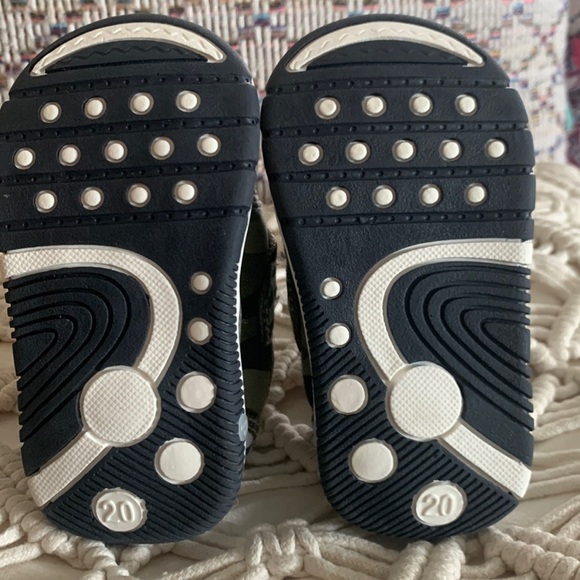 Camo car Baby Walker shoes size 4.5 - Picture 4 of 9